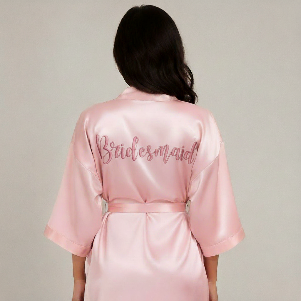 Bata de satín bordada personalizada para damas de honor