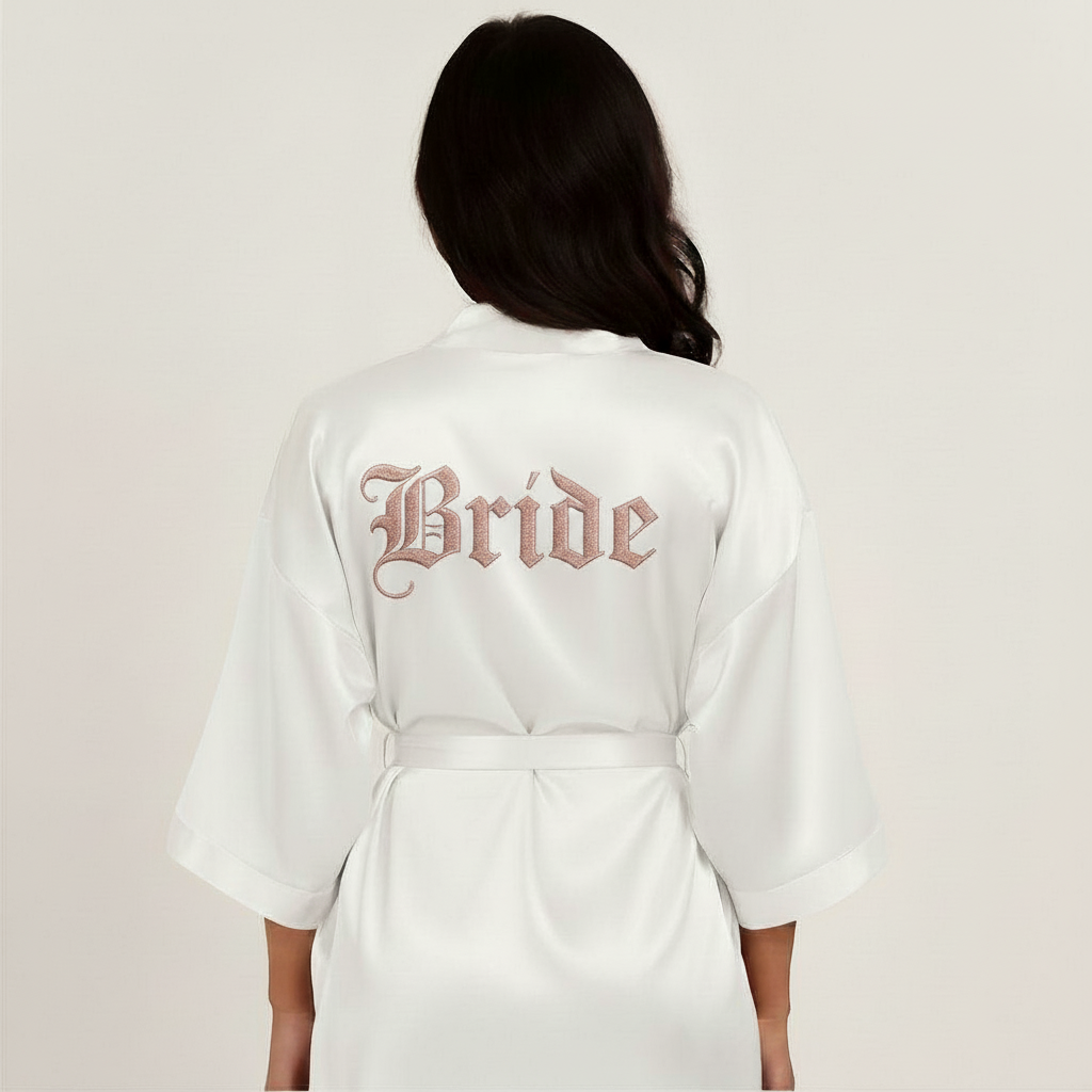 Bata de satín bordada para novia – Diseño "Bride" personalizado