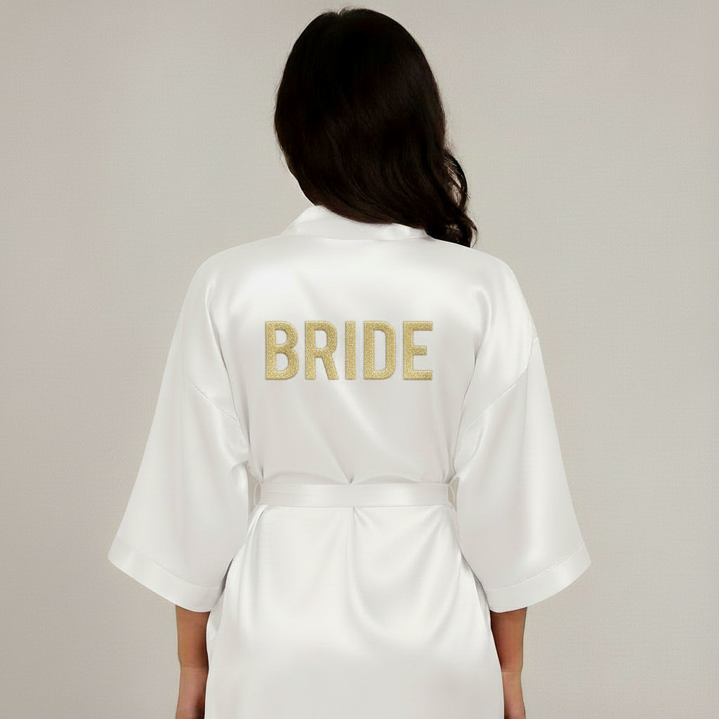 Bata de satín bordada para novia – Diseño "Bride" personalizado