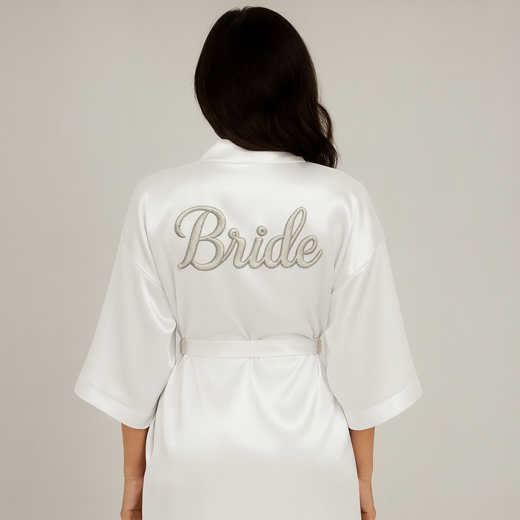Bata de satín bordada para novia – Diseño "Bride" personalizado