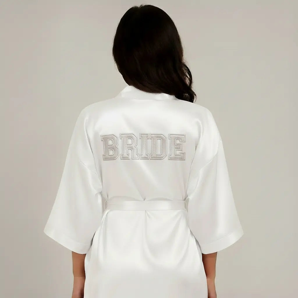 Bata de satín bordada para novia – Diseño "Bride" personalizado Almost Queens