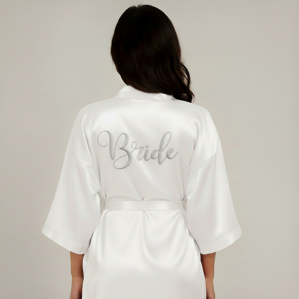 Bata de satín bordada para novia – Diseño "Bride" personalizado