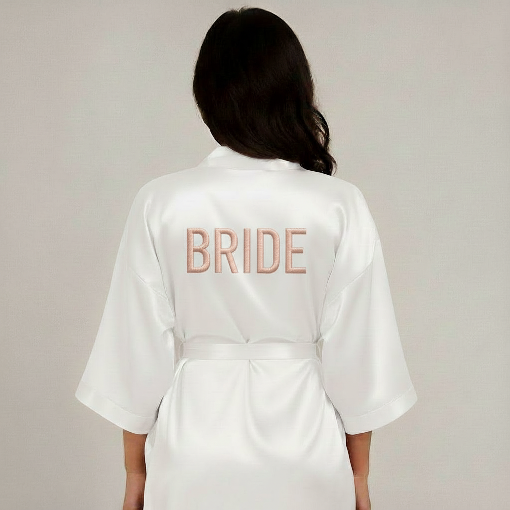 Bata de satín bordada para novia – Diseño "Bride" personalizado