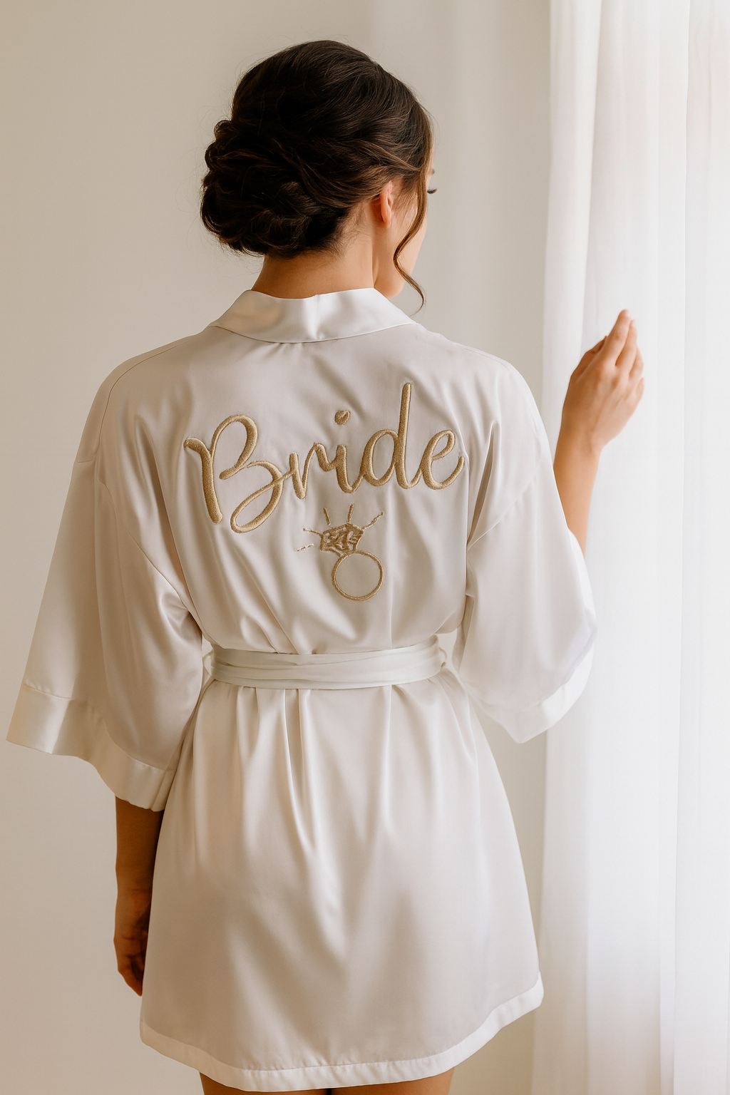 Bata de satín bordada para novia – Diseño "Bride" personalizado