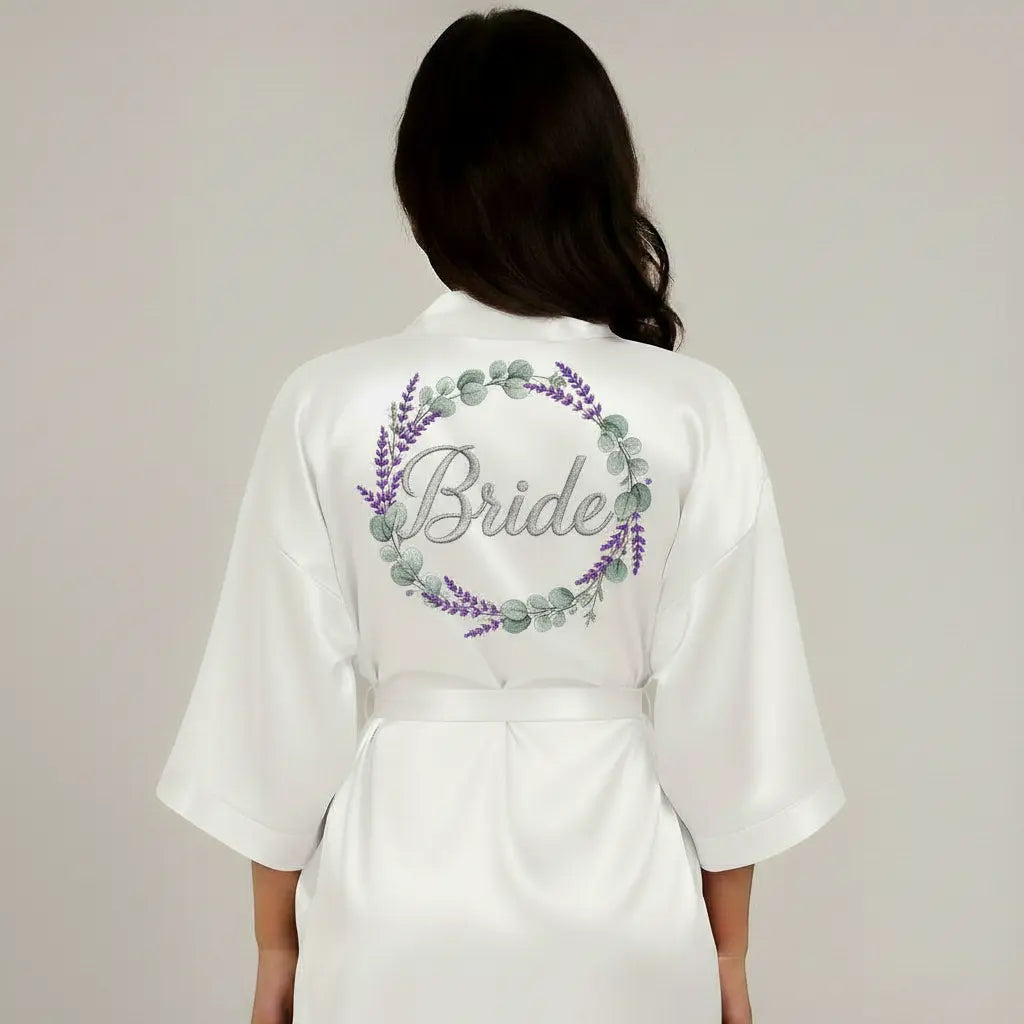 Bata satinada para novia – Personalizada con impresión Almost Queens