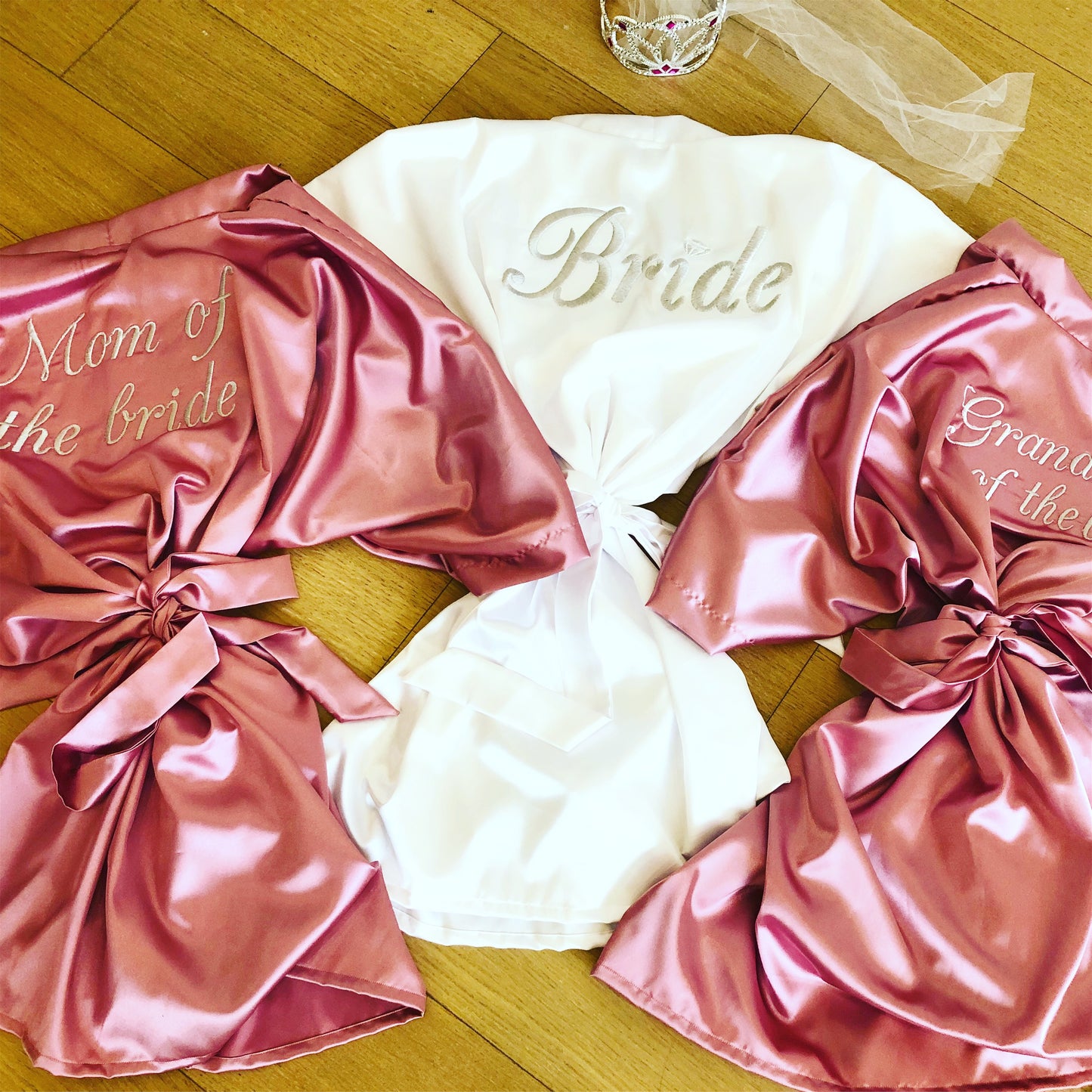 Bata de satín bordada para novia – Diseño "Bride" personalizado