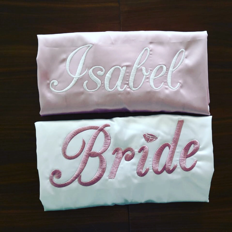 Bata de satín bordada para novia – Diseño "Bride" personalizado