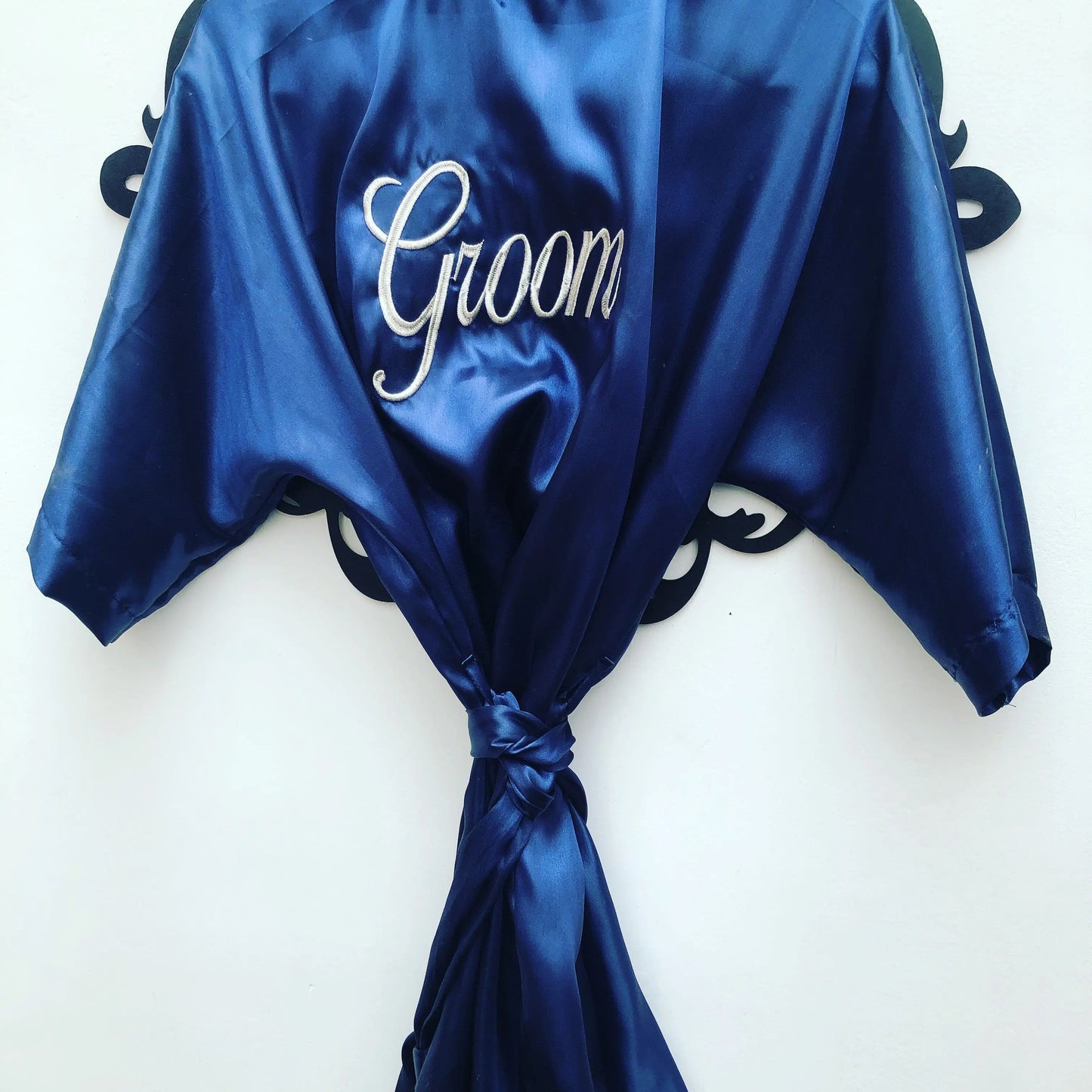 Bata de satín personalizada para novio – Diseño bordado “Groom” Almost Queens