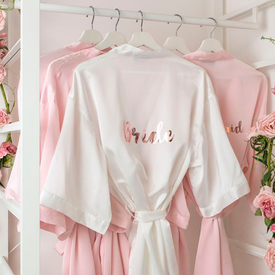 Bata satinada para novia – Personalizada con vinil textil