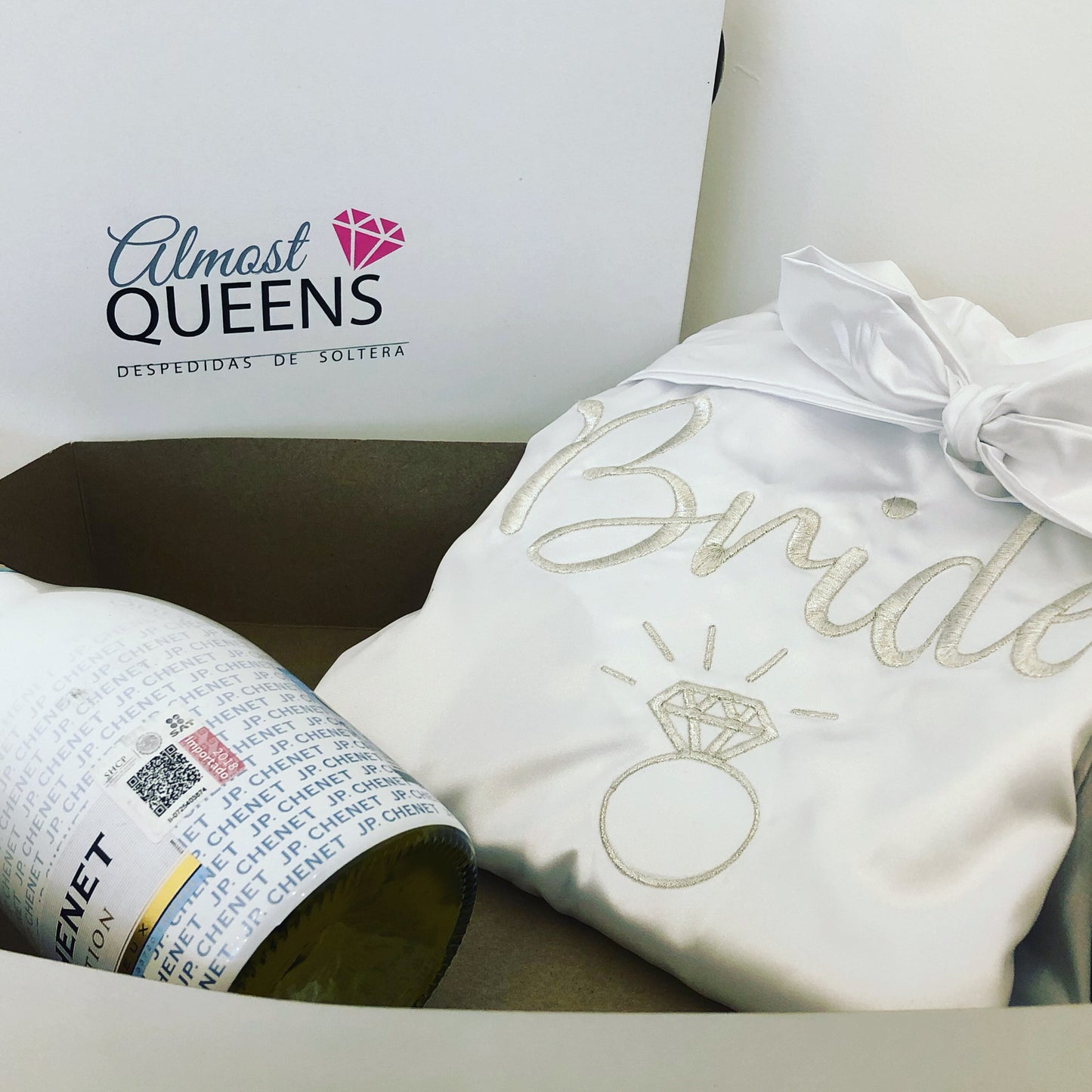 Bata de satín bordada para novia – Diseño "Bride" personalizado