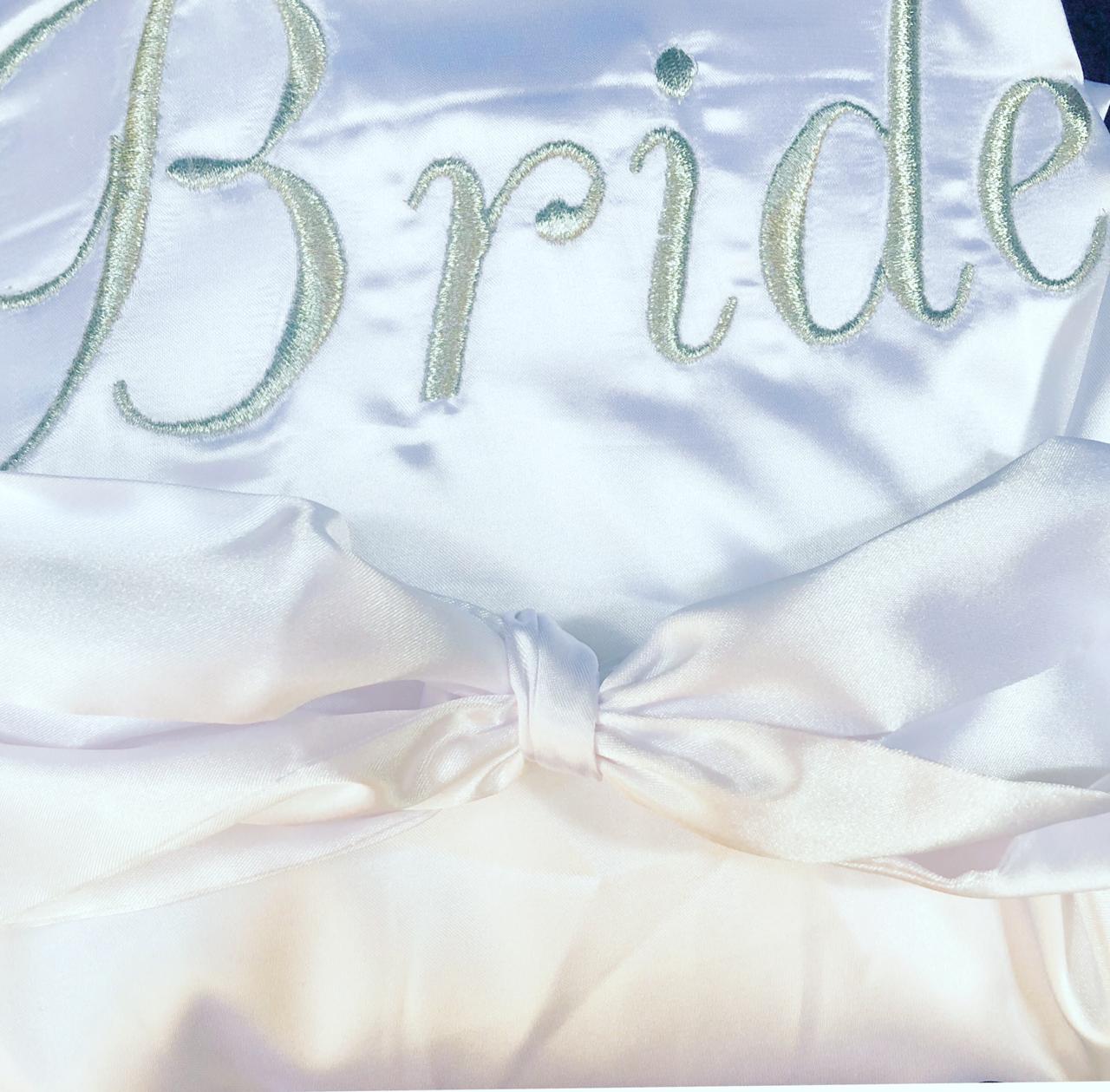 Bata de satín bordada para novia – Diseño "Bride" personalizado