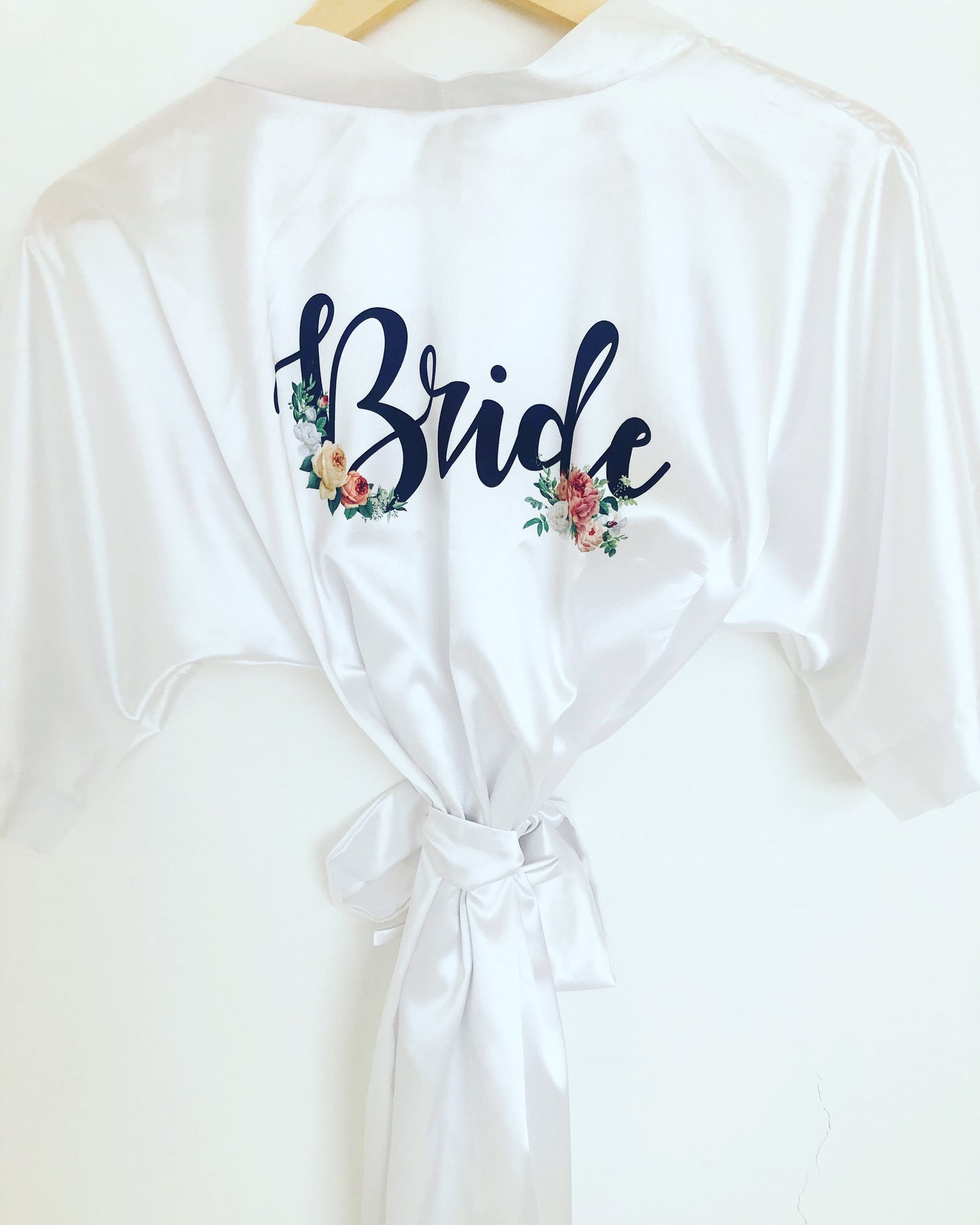 Bata satinada para novia – Personalizada con impresión