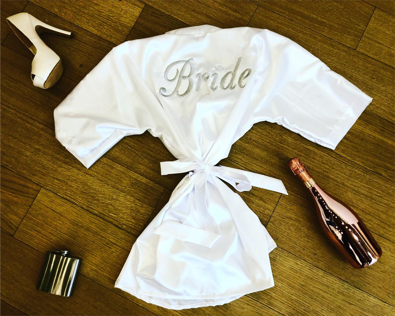 Bata de satín bordada para novia – Diseño "Bride" personalizado