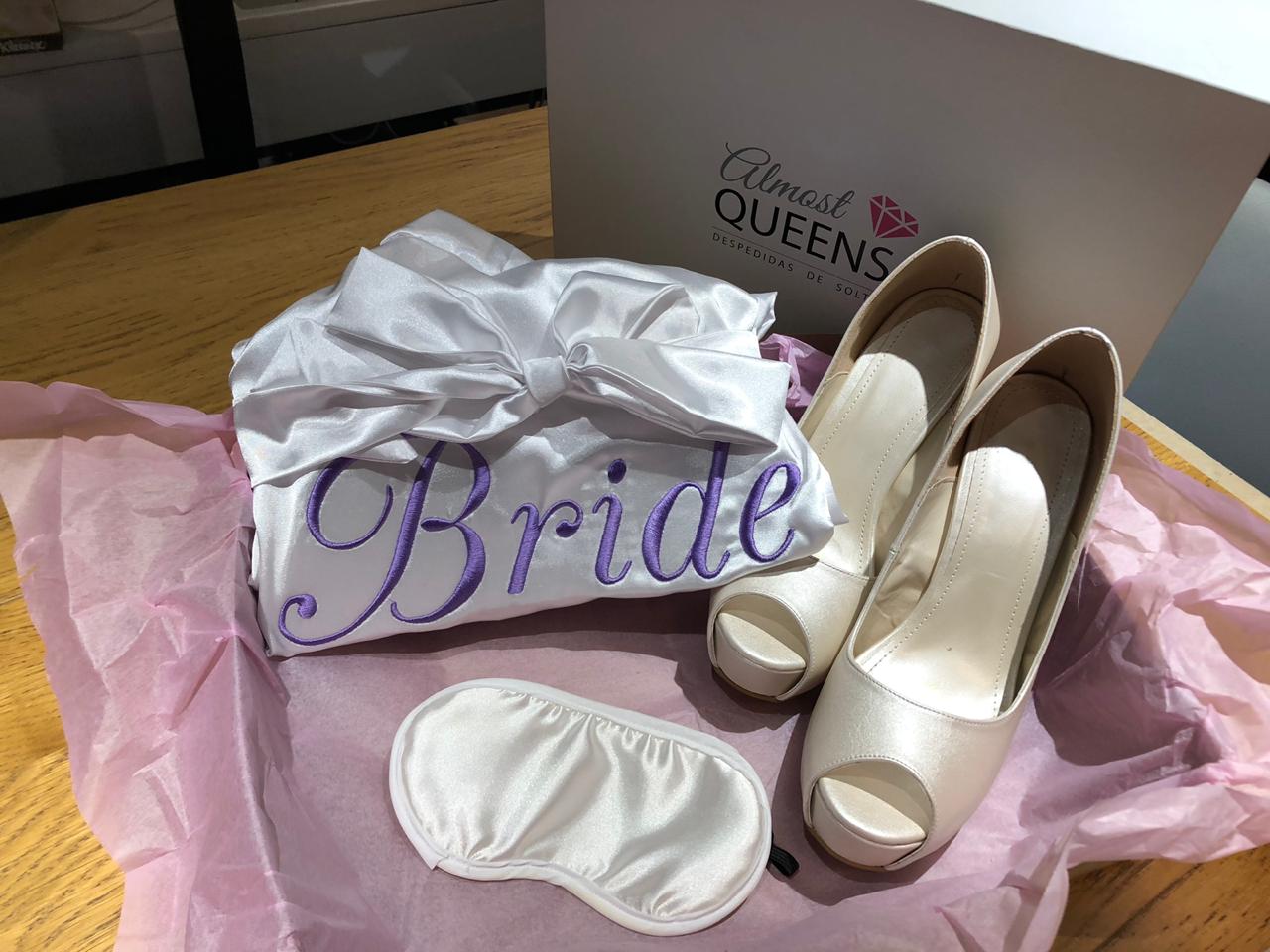 Bata de satín bordada para novia – Diseño "Bride" personalizado