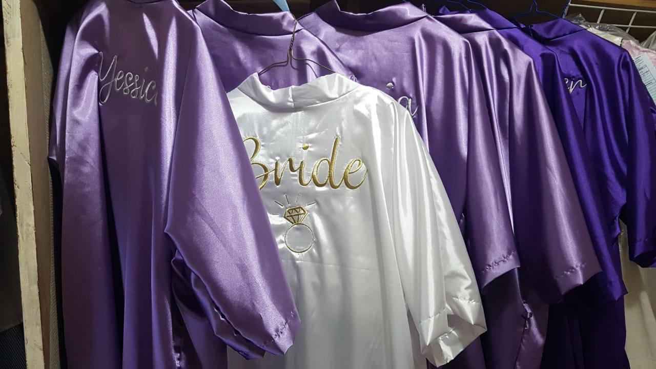 Bata de satín bordada para novia – Diseño "Bride" personalizado